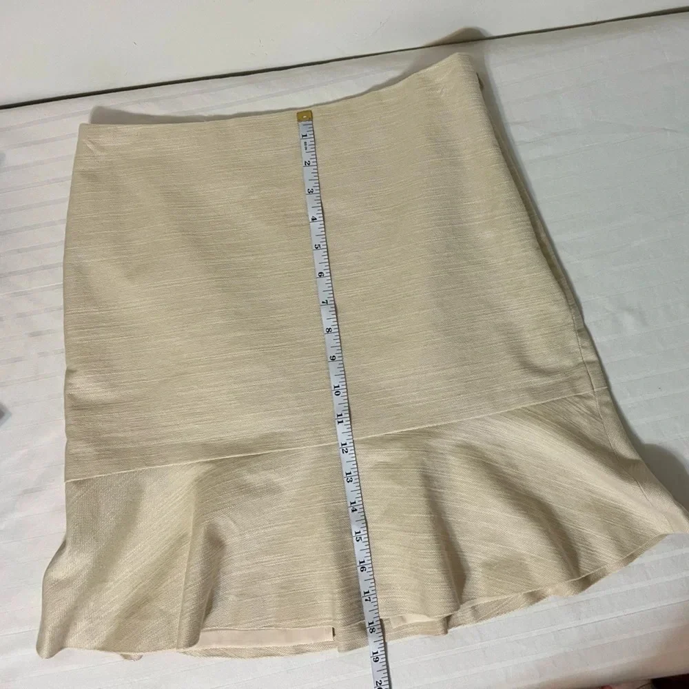 Ann Taylor skirt with slight bottom ruffle. Size 2 Like New C1